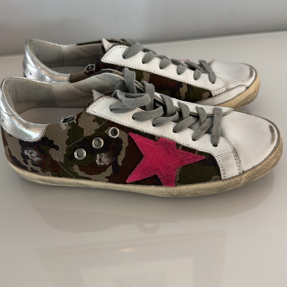 Golden Goose Super-Star 36 Sneakers with camouflage pattern and fuchsia star.